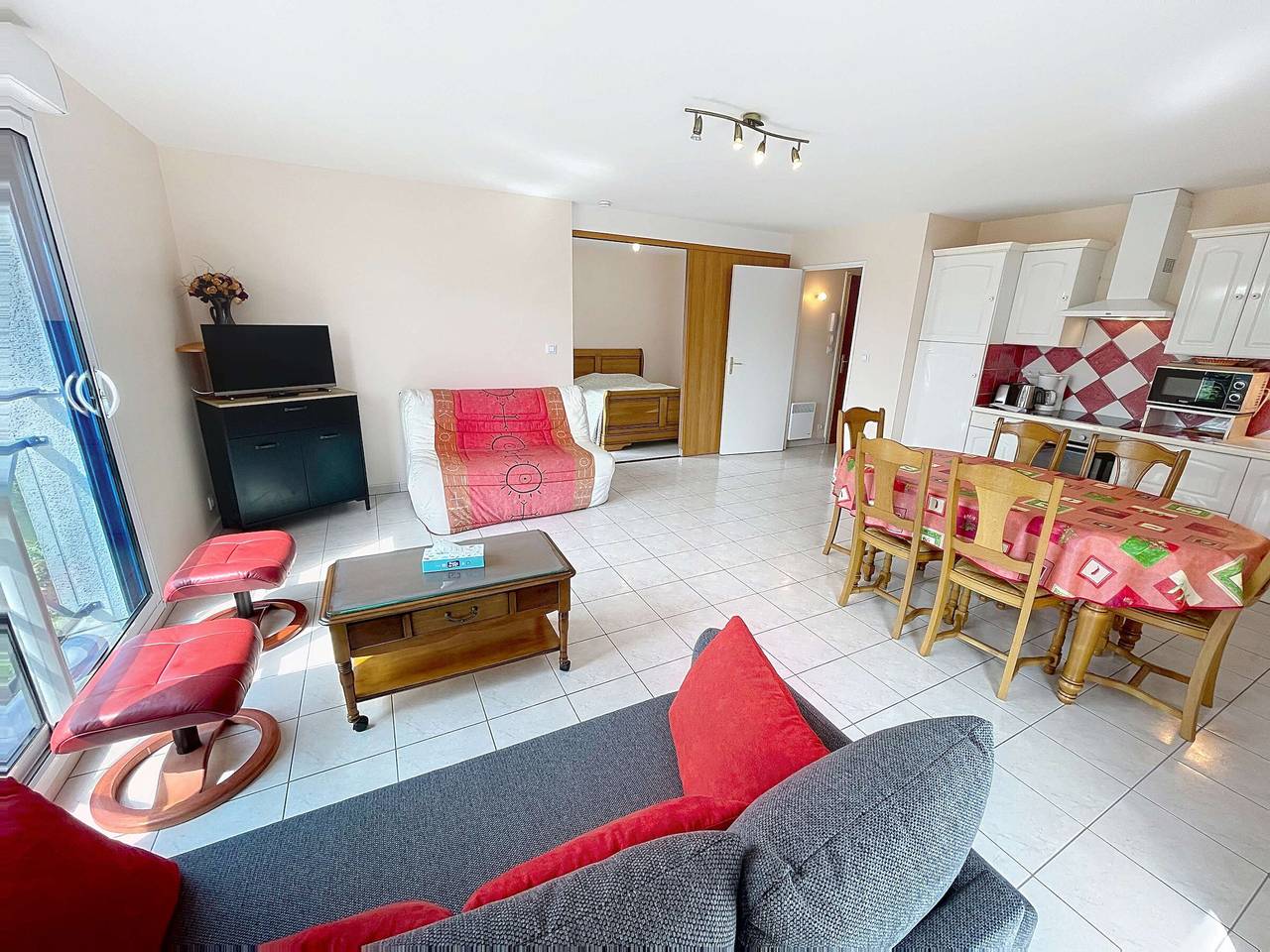 Ganze Wohnung, Wohnung mit privatem Parkplatz, 250m vom Strand, 1.5km von Geschäften, in Nähe Mont Saint-Michel in Jullouville, Côte de la Déroute