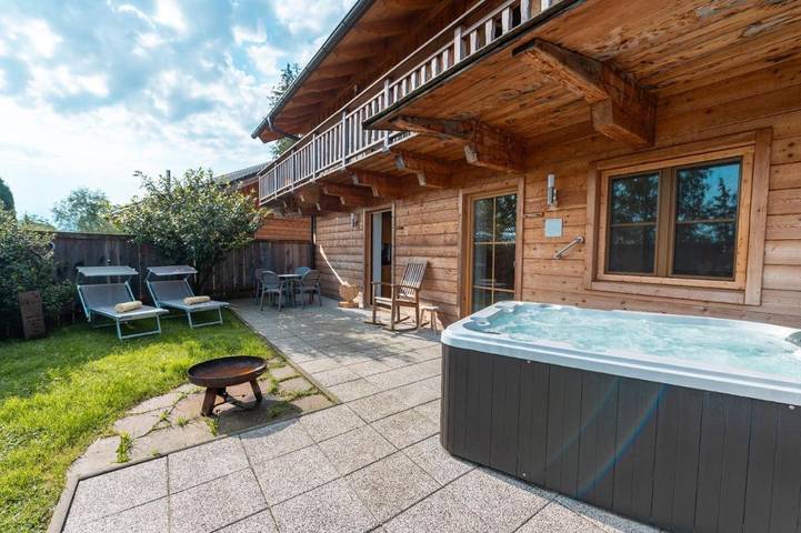 Ferienwohnung für 4 Personen, mit Balkon und Whirlpool sowie Terrasse und Garten