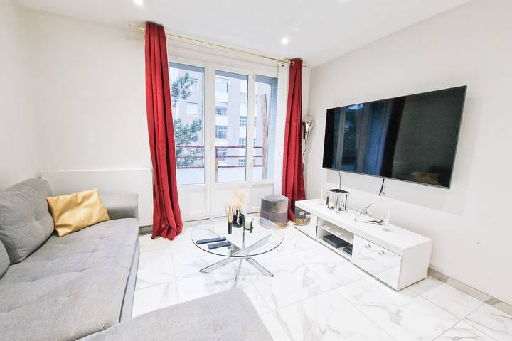 Entire apartment, #Gh Butler's Monochrome 🤍 in L'Isère, Isère
