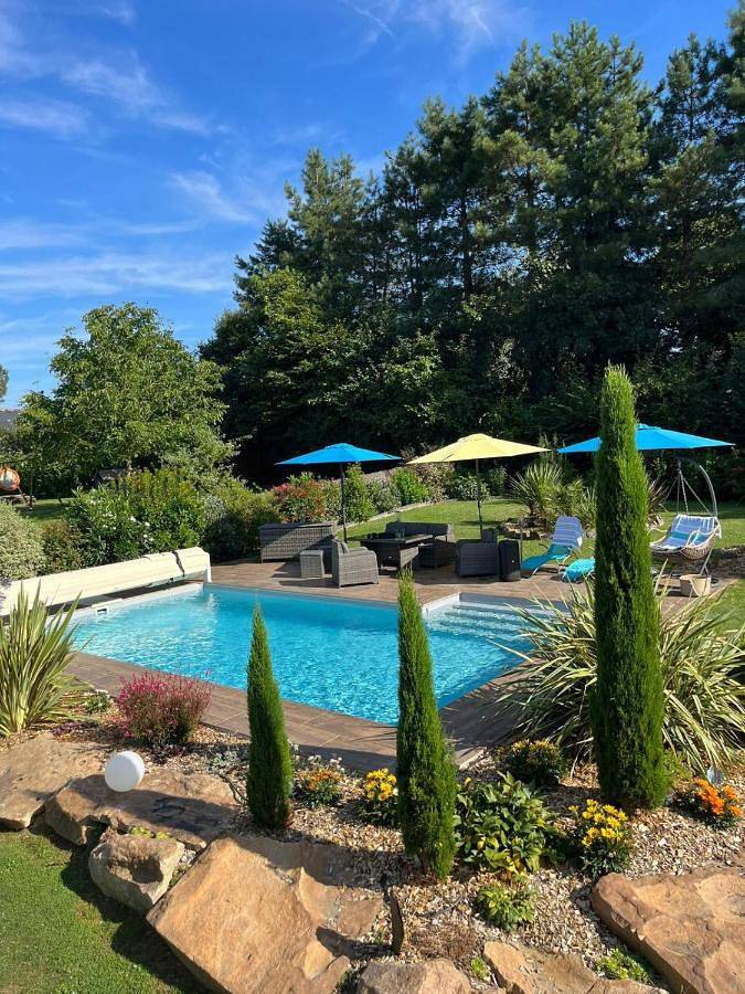 Location de vacances pour 6 personnes, avec piscine ainsi que vue et jardin à Angrie