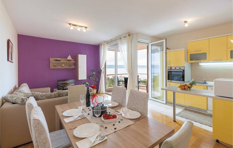 Entire holiday apartment, Charming 74m² Apartment with Terrace, WiFi, and Beach Access 900m Away in Grljevac (Podstrana), Podstrana