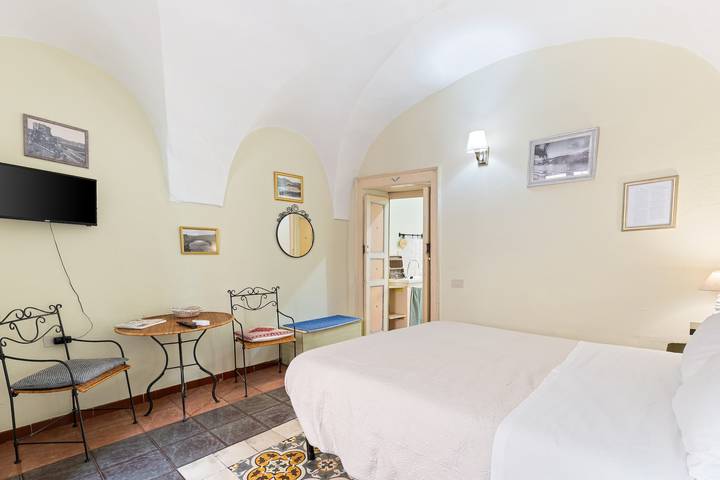 Romeo & Giulietta Rooms: double room in historic Bosa in Bosa, Planargia