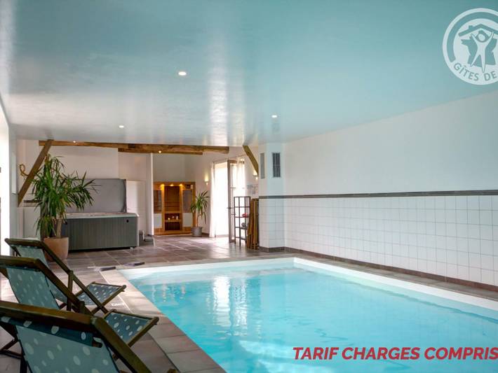 Gîte pour 12 personnes, avec Terrasse et Jardin ainsi que Piscine et Sauna dans Saint-Just-la-Pendue