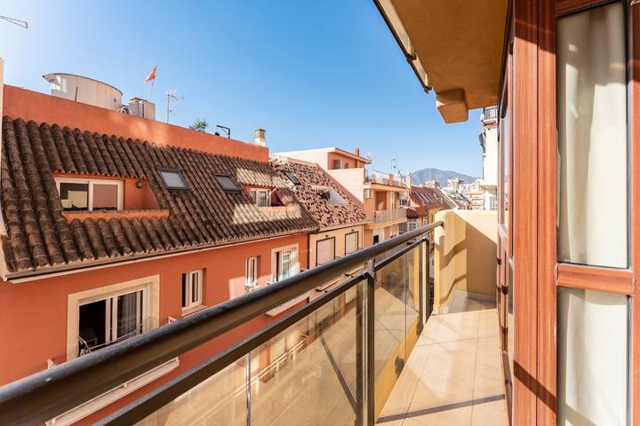Entire apartment, 'Beach Apartment' with Mountain View, Balcony & Wi-Fi in Fuengirola Centre, Fuengirola