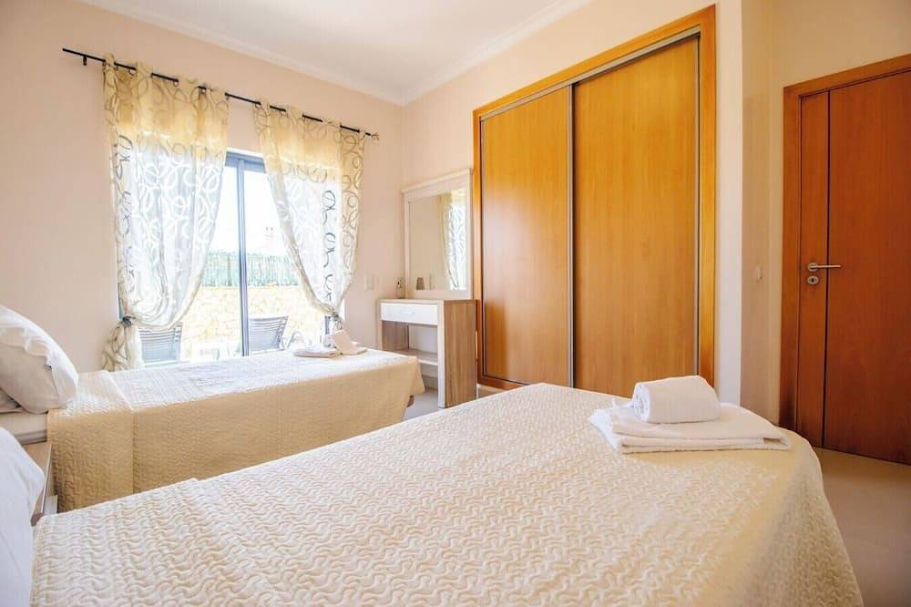 Casa dos Sonhos - with pool, Bbq and pizza oven in Luz, Faro Distrikt