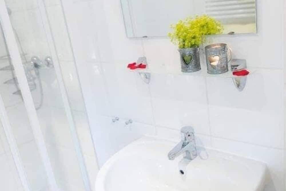 Ganze Wohnung, Wohnlich eingerichtetes Appartement mit Küchenzeile in Neualbenreuth, Ostbayern