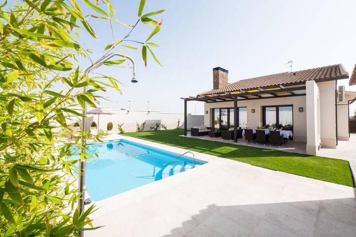 Apartamento para 8 personas, con jardín además de piscina y vistas al lago en Cobisa