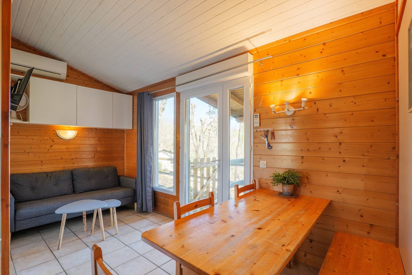 Appartement entier, 'Les Gîtes de Chauzon 3' avec piscine partagée et climatisation in Chauzon, Ardèche