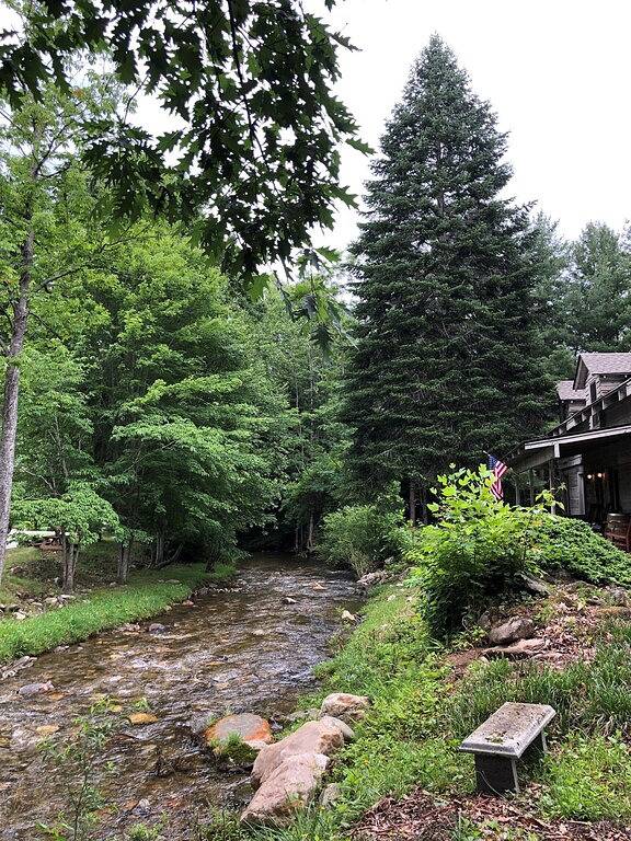 Cabin 3 with beautiful view of Campbell Creek, 2 Bedroom 1 Bath in Blue Ridge Parkway, Maggie Valley