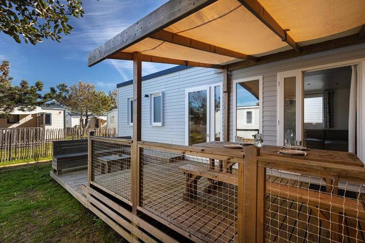 Camping pour 6 personnes, avec piscine et terrasse
