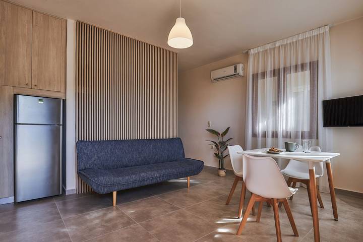 Geheel appartement, Charming retro studio with shared pool and view – Ru in Lygaria, Achlada