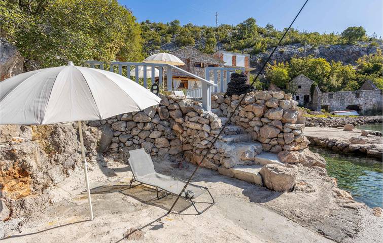 Charmantes Apartment, 1 km von der Küste entfernt: gemütliches Apartment mit WLAN, Terrasse und Parkplatz in Lukovo Šugarje, Naturpark Velebit