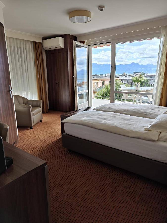 Hotel voor 2 personen, with Terras and Tuin as well as Uitzicht op het meer and Uitzicht in Lausanne