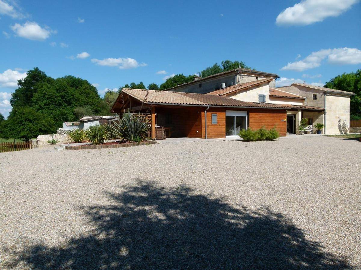Double Room with Private Bathroom in Sablons, Région de Libourne