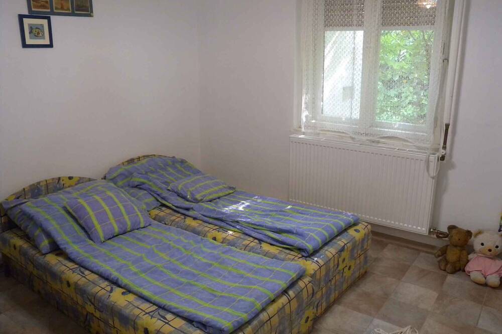 Ferienhaus mit überdachter Terrasse und Grill in Szabadifürdő, Siofok