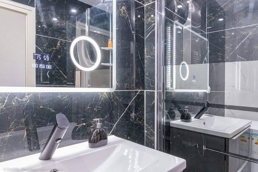 Entire apartment, Appart hotel, Le Marbré design. in Annemasse, Saint-Julien-en-Genevois region