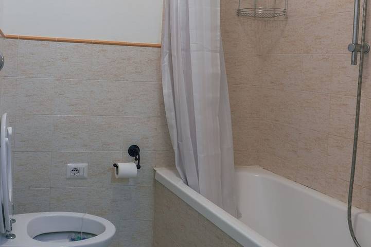 Ganze Wohnung, Spacious apartment within walking distance of the historic center and shopping streets in La Vega (Sardinia), Cagliari