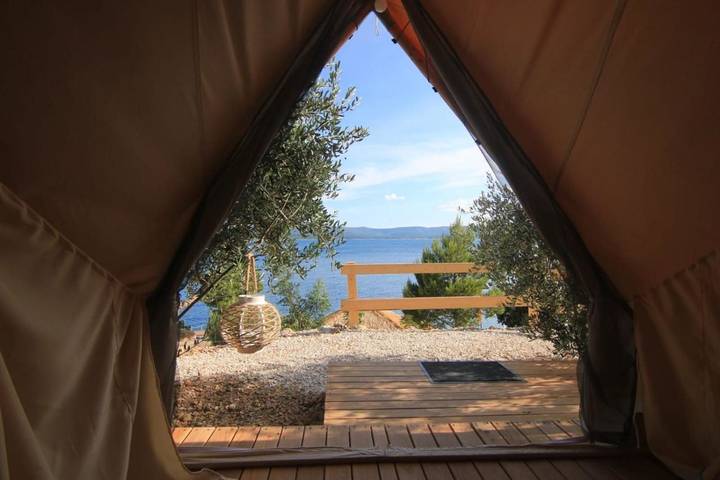 Bungalow für 5 Personen, mit Terrasse und Garten sowie Ausblick auf Brac