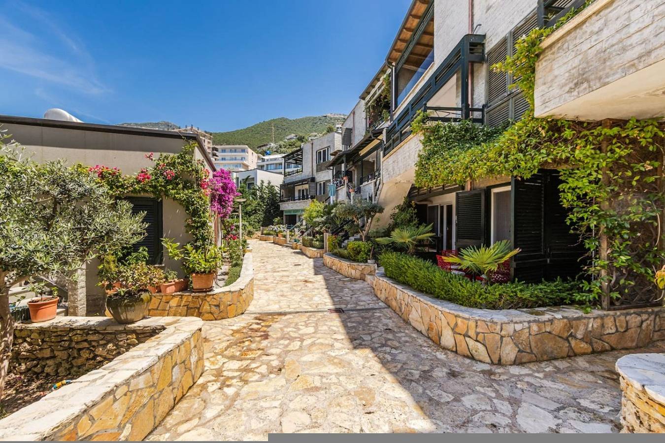 Apartamento entero, Aquamarine Poolside Apartment | 1Br & Free Parking in Orikum, Vlorë