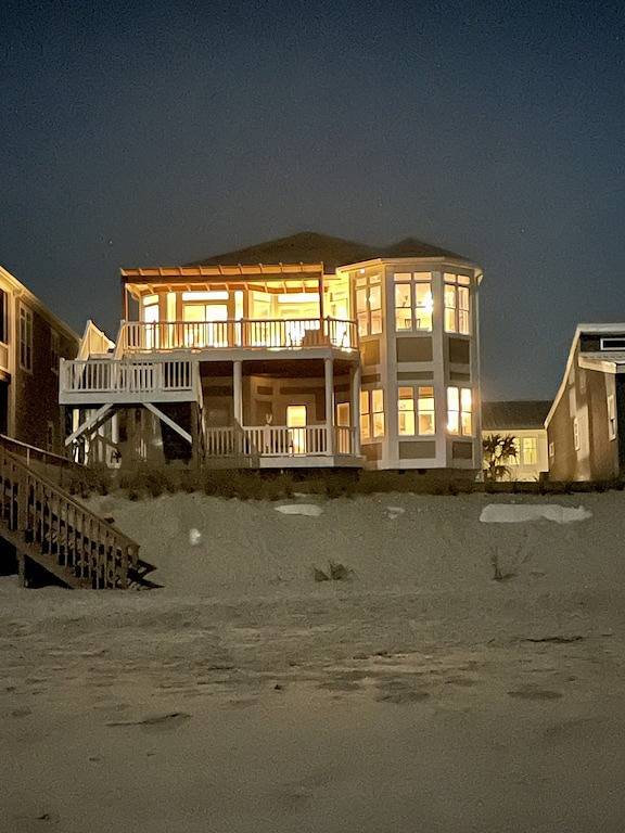Vacation rental for 19 people, with balcony and hot tub in Ocean Isle Beach