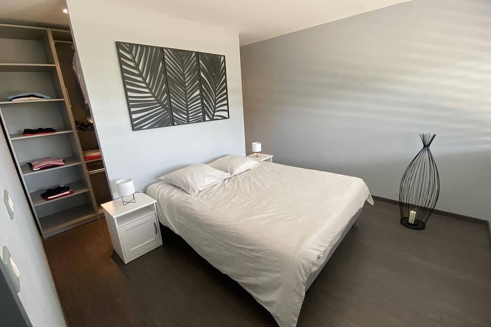 Reillanne architect-designed house for 10 people with magnificent view and swimming pool. in Reillanne, Regionaler Naturpark Luberon