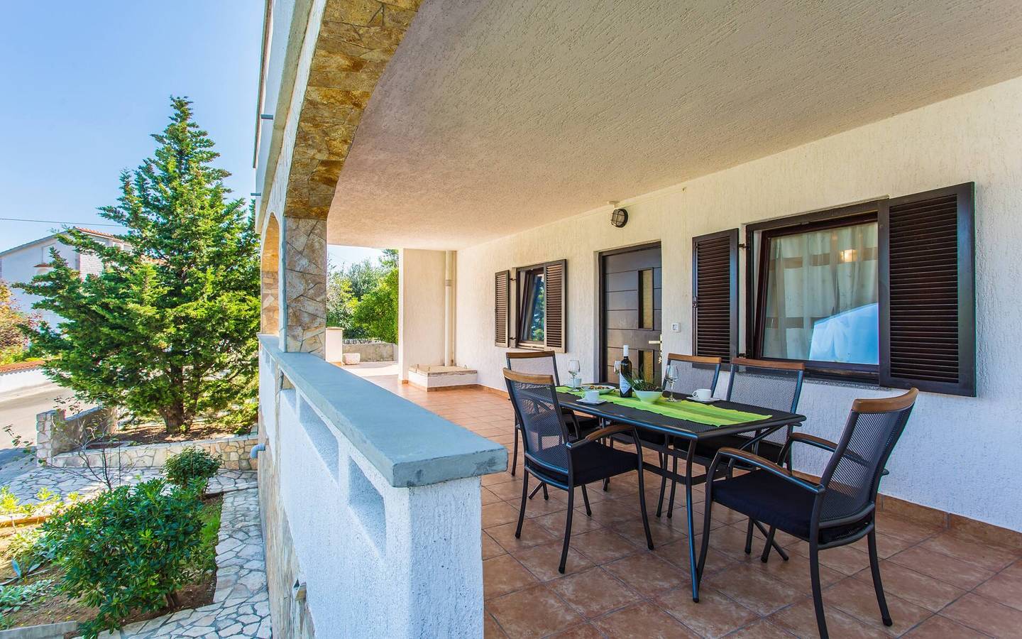 Ganze Wohnung, Apartment Zeljko - mit Pool, 200 m vom Meer, zwei Schlafzimmer, überdachte Terrasse, privater Parkplatz, Grill, Außendusche, Sonnenliegen in Silo (Krk), Krk