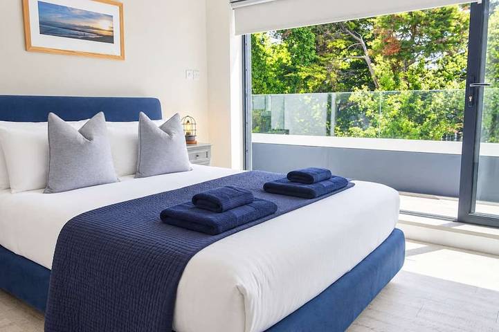 High Tides Elegant 5-Bed Villa & Hot Tub Sandbanks in Sandbanks, Poole