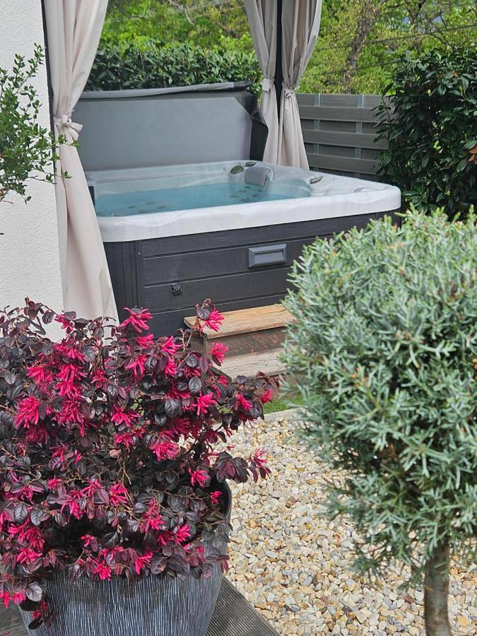 Ferienwohnung für 4 Personen, mit Terrasse und Whirlpool sowie Garten in Balatonalmadi
