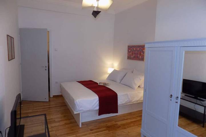Appartement entier, Bel appartement 77m2 entièrement rénové pouvant accueillir 4 personnes in Gizi, Athènes