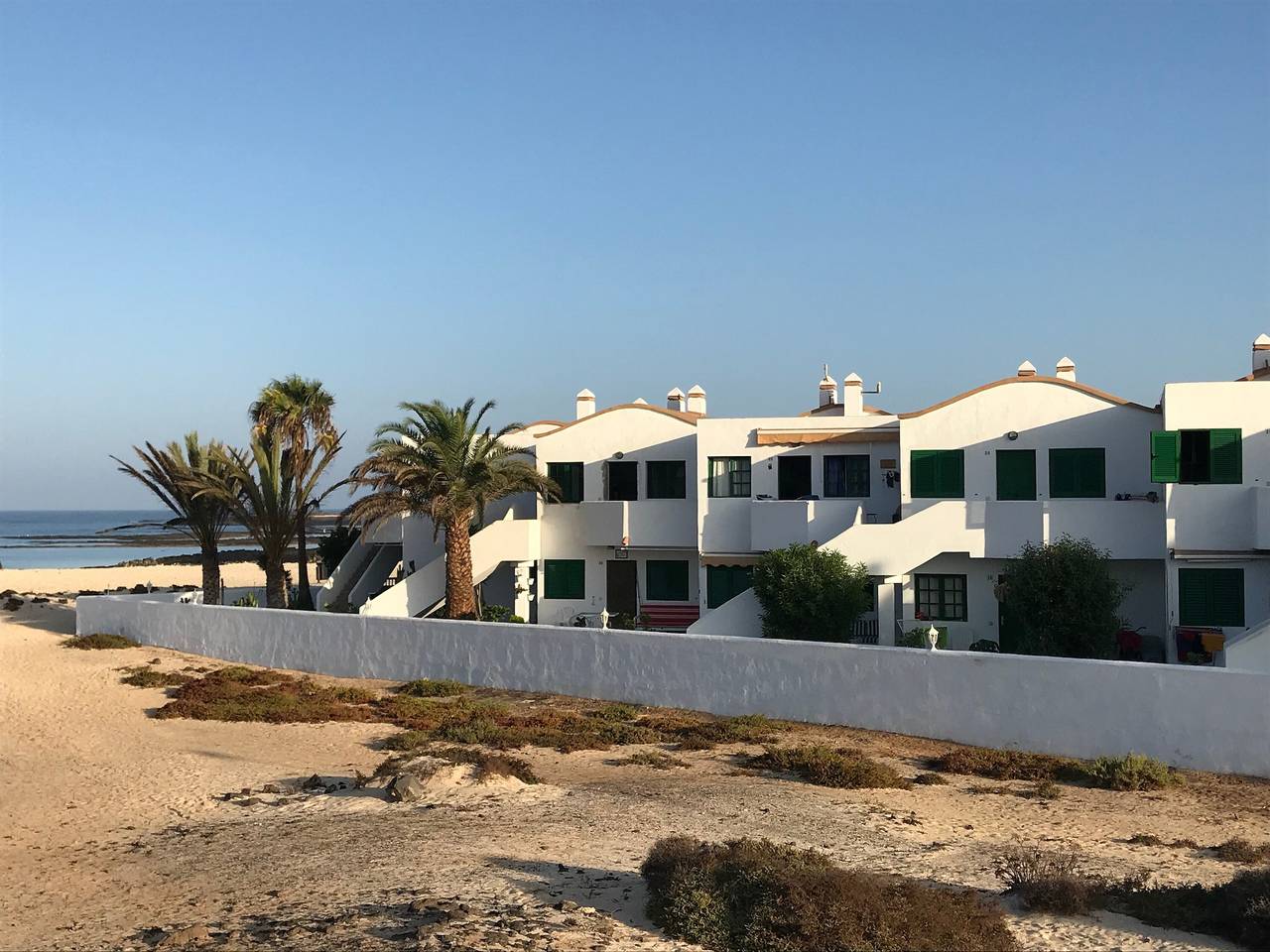 Entire apartment, Vacation Apartment 'La Barca Sunny Rooftop' with Sea View, Shared Terrace and Wi-Fi in El Cotillo, La Oliva