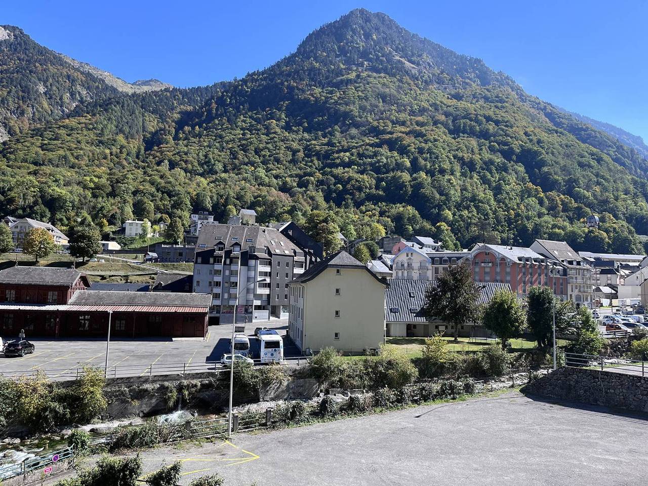 Apartamento entero, Encantador apartamento en Cauterets con vista y aparcamiento in Cauterets, Parque nacional de los Pirineos