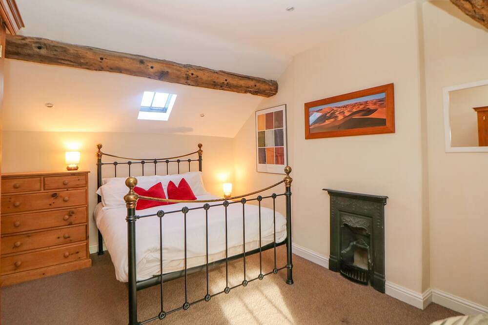 The Old Robin Hood, pet friendly, with hot tub in Holmesfield in Derbyshire