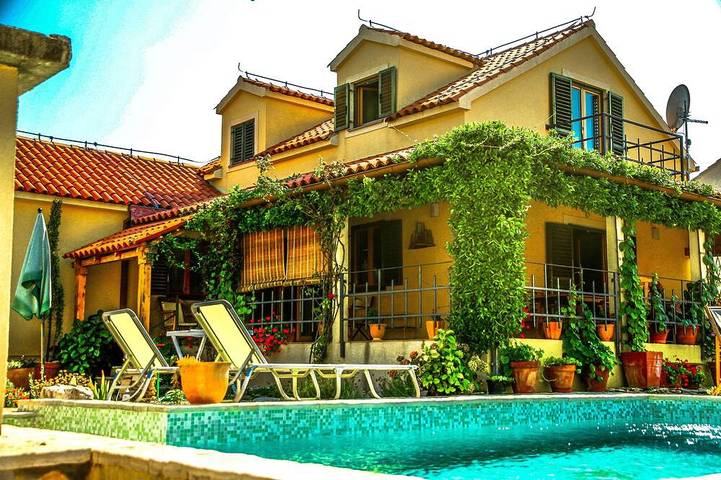 Vacation rental for 6 people, with balcony and hot tub as well as yard in Brac