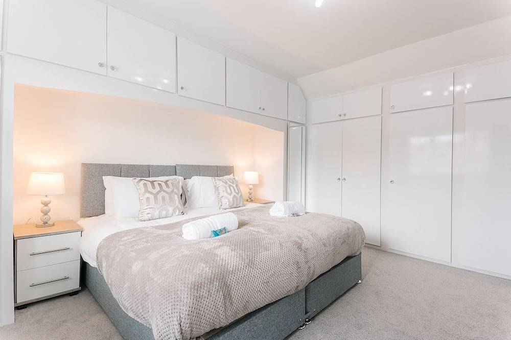 ★Grand & Spectacular 5-bed sleeps 14- centre of Solihull, Nec,Jlr, Resorts World in Solihull, Birmingham Area