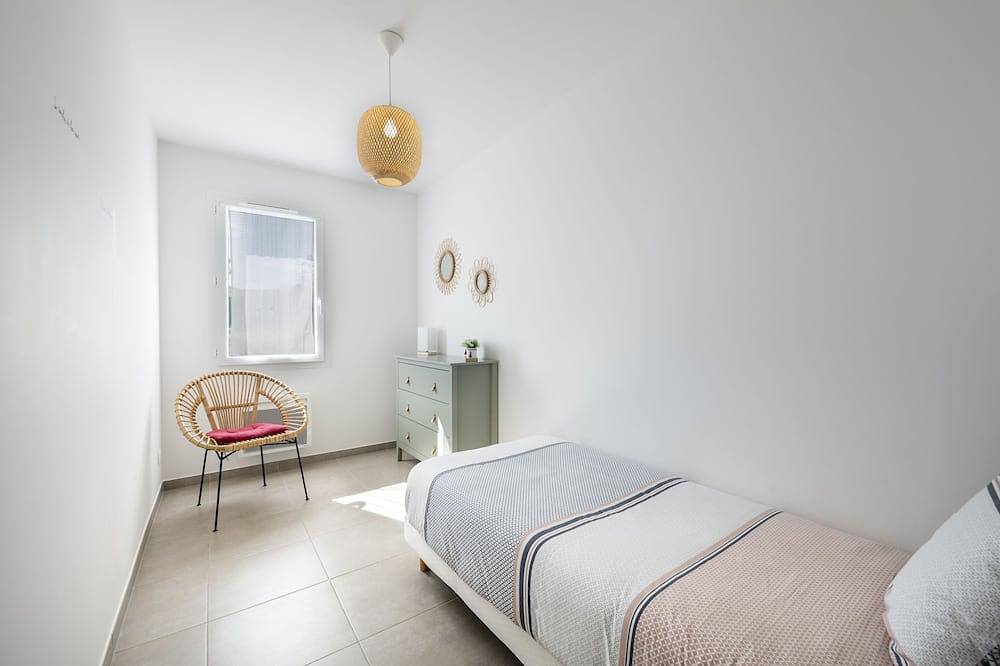 Heated pool villa in Saint-Saturnin-lès-Apt, Parc naturel régional du Luberon