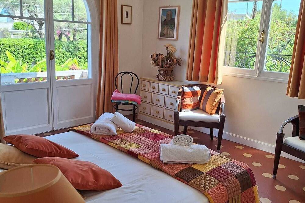 Charming villa in a private park, walk down to the sea from this peaceful spot in Antibes, Mediterranean Coast (France)