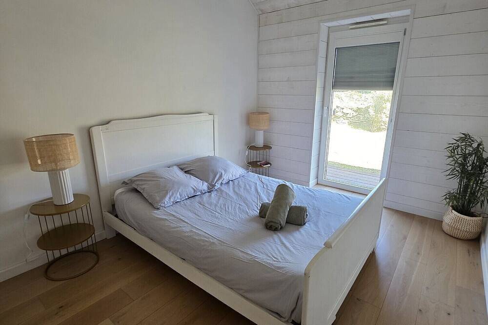 Lovely holiday home 5 mins walk from beautiful white sand beaches in Landéda, Región de Brest