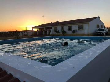 Gîte pour 8 personnes, avec vue sur le lac et piscine ainsi que vue et jardin à Moura