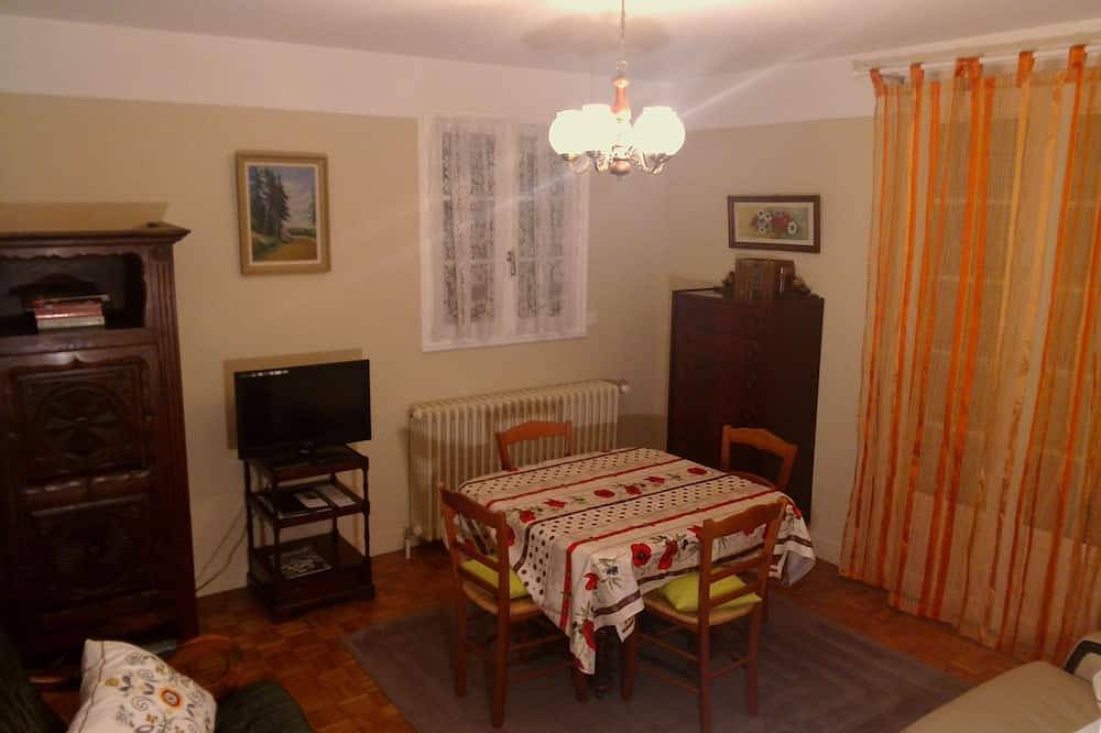 Appartement entier, Gîte saisonnier dans un village .La campagne calme et verdoyante. in Bazemont, Yvelines