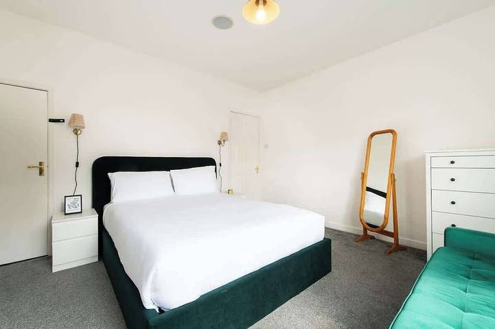 Central 2 Br Cosy House in Warwickshire