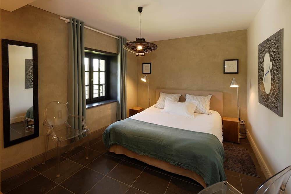 Luxuriöses 8-Personen-Ferienhaus in einem 9 ha großen Landschaftspark mit Swimmingpool, Tennis und Angeln in Saint-Dizier-la-Tour, Aubusson und Umgebung