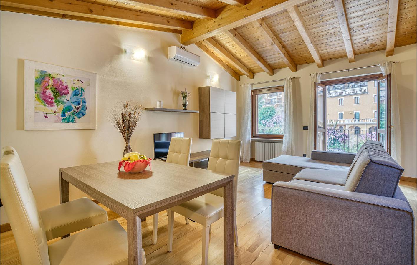 Ganze Ferienwohnung, Terrassenstudio: Kochnische, WiFi, Restaurants zu Fuß erreichbar in Maderno, Toscolano-Maderno