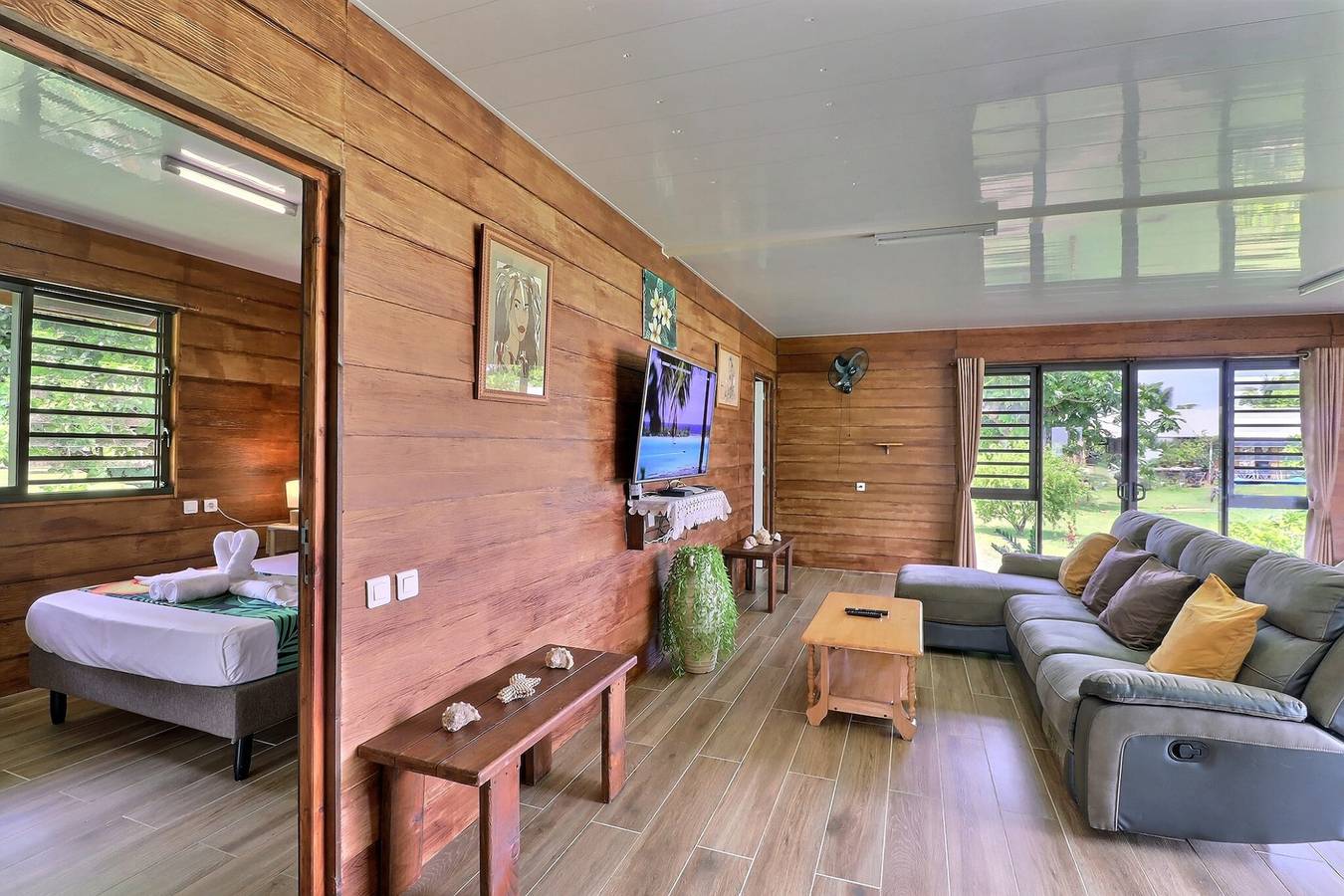 Fare Heimery - Private Beach in Haapiti, Mo'orea