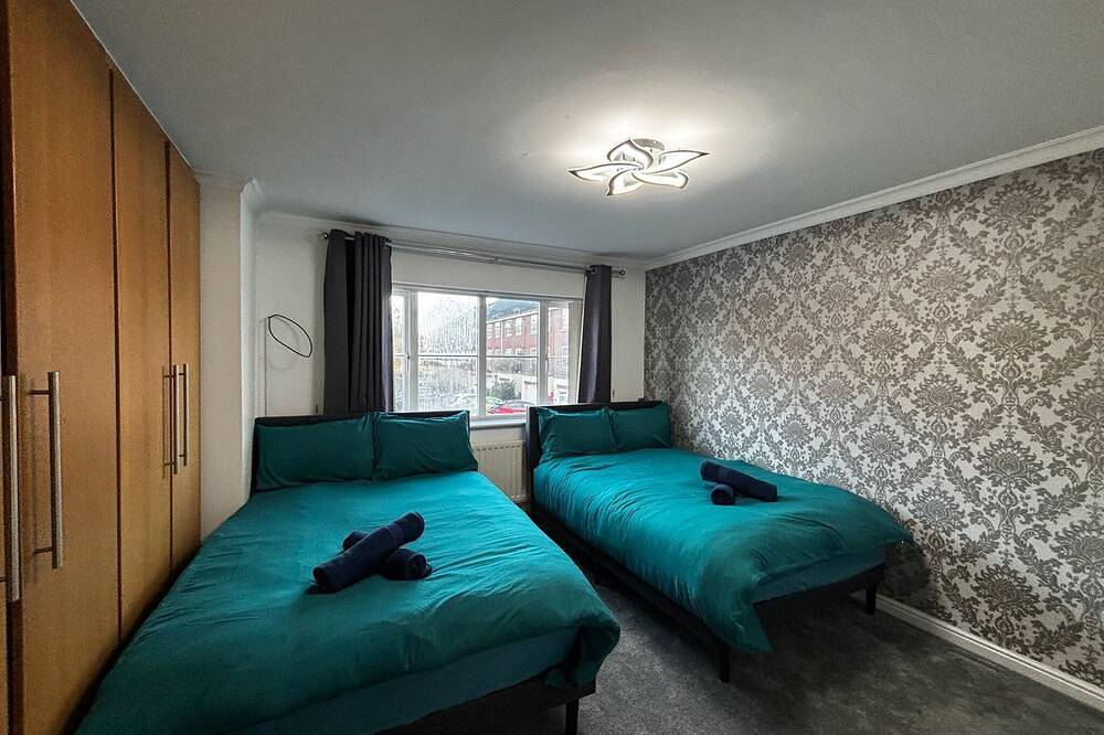 Ganze Wohnung, Semi Detached City Retreat - Jacuzzi - Pool Table - Driveway Parking in Cardiff, Cardiff und Umgebung
