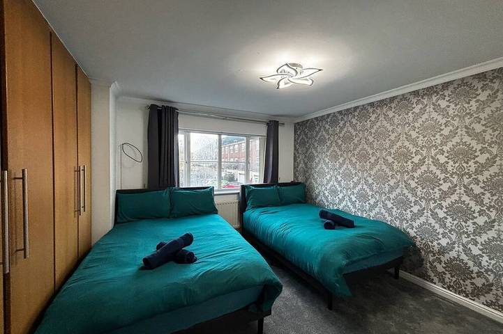 Ganze Wohnung, Semi Detached City Retreat - Jacuzzi - Pool Table - Driveway Parking in Cardiff, Cardiff und Umgebung