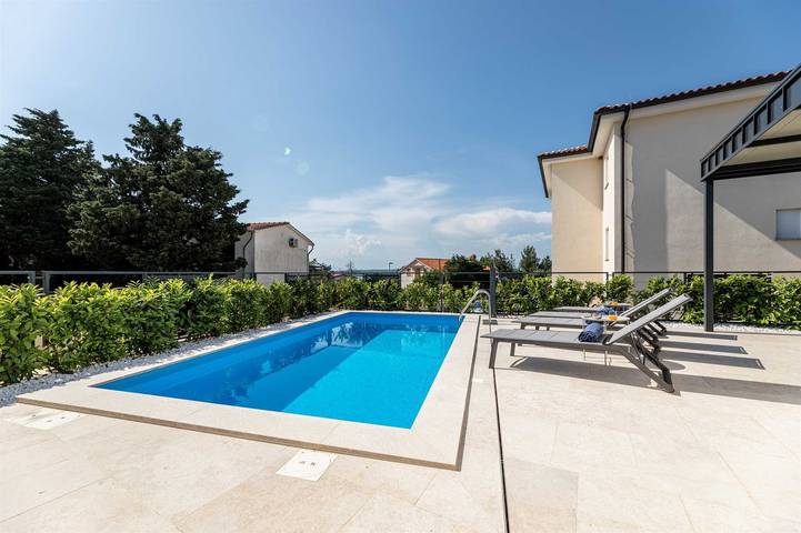 Villa pour 6 personnes, avec terrasse ainsi que balcon/terrasse et piscine à Klimno - 3