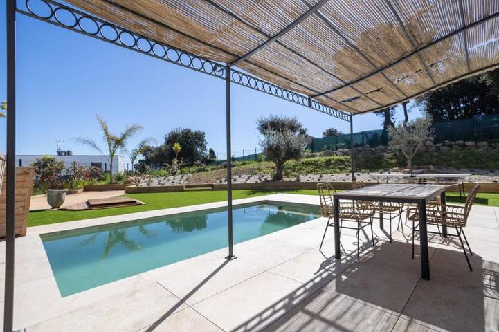Location de vacances pour 6 personnes, avec vue ainsi que piscine et jardin à Sophia Antipolis