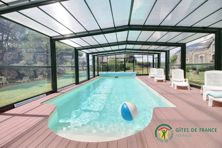 Gîte pour 6 personnes, avec jardin ainsi que piscine et terrasse à Pluméliau