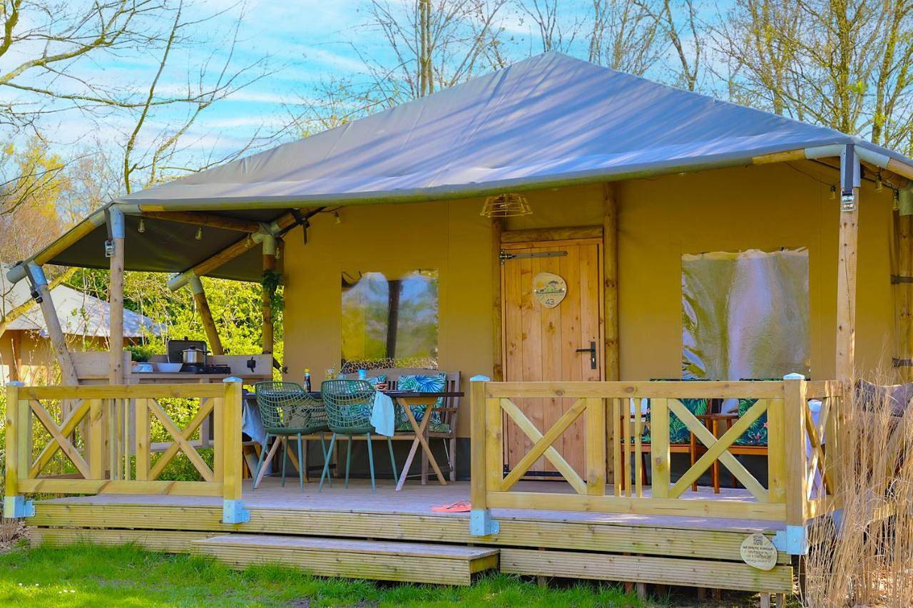 Glamping Safarilodge 'Grutte Fiif' met airco, extra keuken op veranda en privé achtertuin in Nationaal Park De Alde Feanen