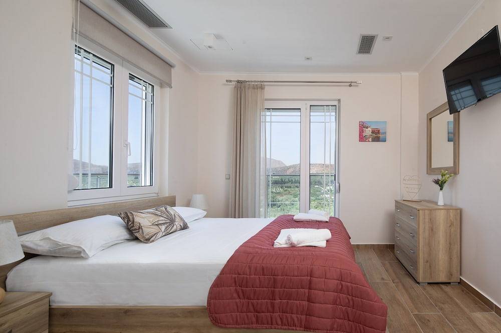 Villa with roof top jakuzzi and a spectacular panoramic view 650m from the beach in Kalyves, Chania und Umgebung